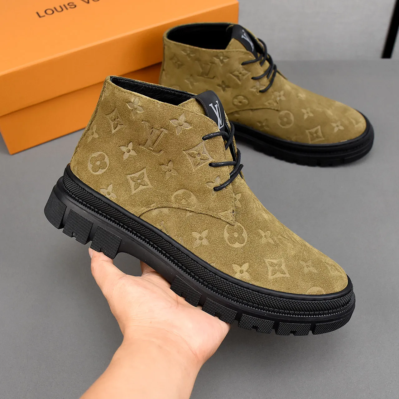 PP leather 230 gross 250👟👟👟LOUIS VUITTON LV donkey brand new thick-soled lace-up big-toe shoes men's casual shoes high-top short boots. These boots are made of waterproof nubuck to create a lightweight and comfortable shoe body. The trendy attitude of being both strong and soft makes it an everyday choice. ✔Upper: imported nubuck leather ✔Lining: sheepskin or wool ✔Outsole: molded outsole Size: 38-44